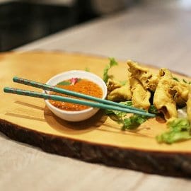 Bukovače u tempuri od slanutka s dipom od rajčice i đumbira Bukovače u tempuri od slanutka s dipom od rajčice i đumbira