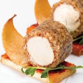 Rolada od kozjeg sira na crvenom pestu