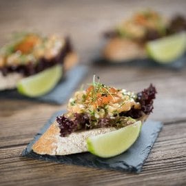 Tartar od lososa s češnjakom i kavijarom Tartar od lososa s češnjakom i kavijarom