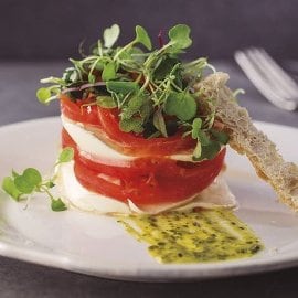 Toranj od rajčice i mozzarelle s umakom od limuna Toranj od rajčice i mozzarelle s umakom od limuna