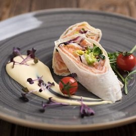 Wrap s dimljenim lososom i holandskim umakom Wrap s dimljenim lososom i holandskim umakom