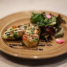 Želirana piletina s povrćem na lisnatim salatama