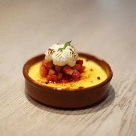 Krema od naranče sa svježim jagodama