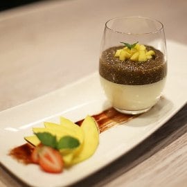 Panna cotta s pudingom od chia sjemenki i mangom