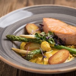 Losos s roštilja s umakom od curry-ja i šparogama