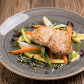 Teletina na roštilju s curry palentom i šparogama