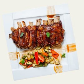 Teleća rebra s roštilja s BBQ umakom za roštilj i povrće s đumbirom Teleća rebra s roštilja s BBQ umakom za roštilj i povrće s đumbirom