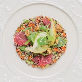 Kvinojina salata s kruškama, zelenjem, orasima i goveđeim carpacciom