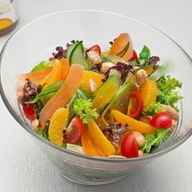 Miješana salata s krastavcima, mrkvom, narančama i bademima Miješana salata s krastavcima, mrkvom, narančama i bademima