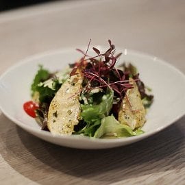 Salata s piletinom i Cezar dresingom Salata s piletinom i Cezar dresingom
