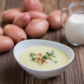 Juha od krumpira s kockicama kruha Juha od krumpira s kockicama kruha