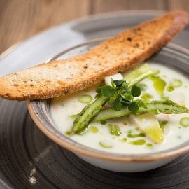 Juha od šparoga s kokosom