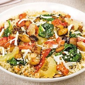 Topli bulgur s pečenim patlidžanom, slaninom, ricotom i limun špinatom Topli bulgur s pečenim patlidžanom, slaninom, ricotom i limun špinatom