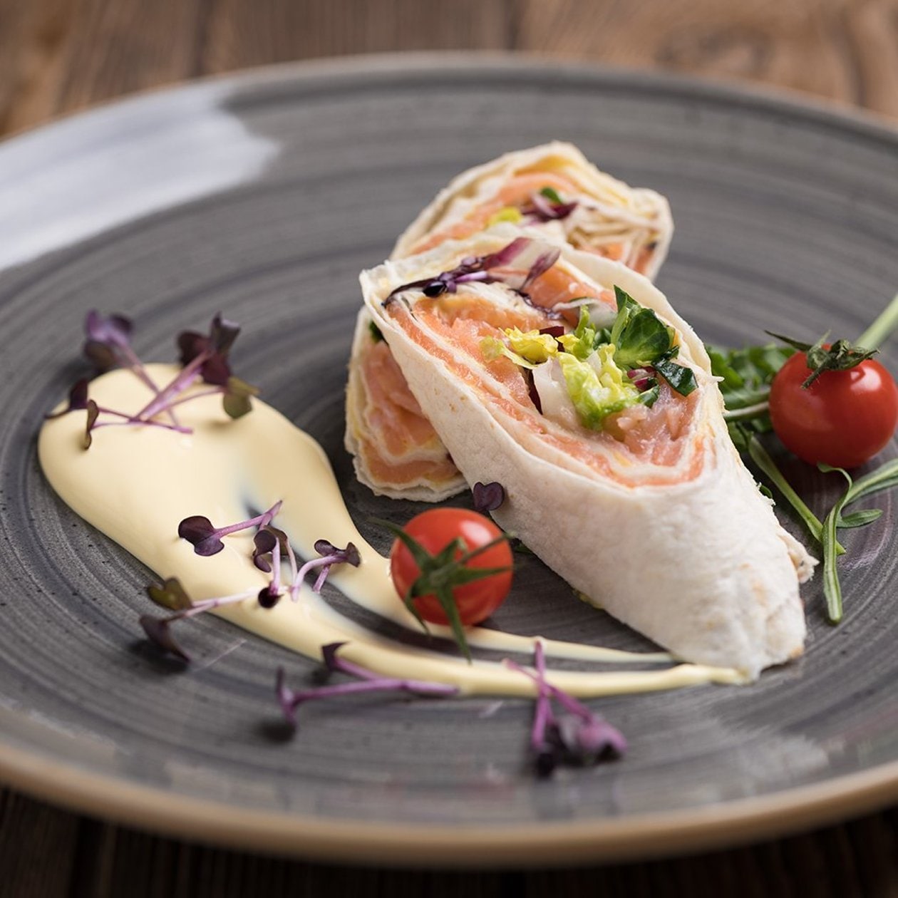 Wrap s dimljenim lososom i holandskim umakom – - Recept