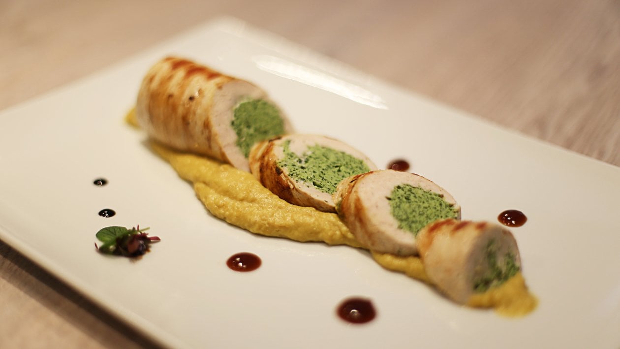 Pureća rolada punjena špinatom na kremi od slanutka – - Recept