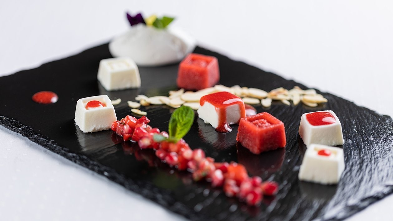 Panna Cotta s jagodama, korijanderom i šipkom – - Recept