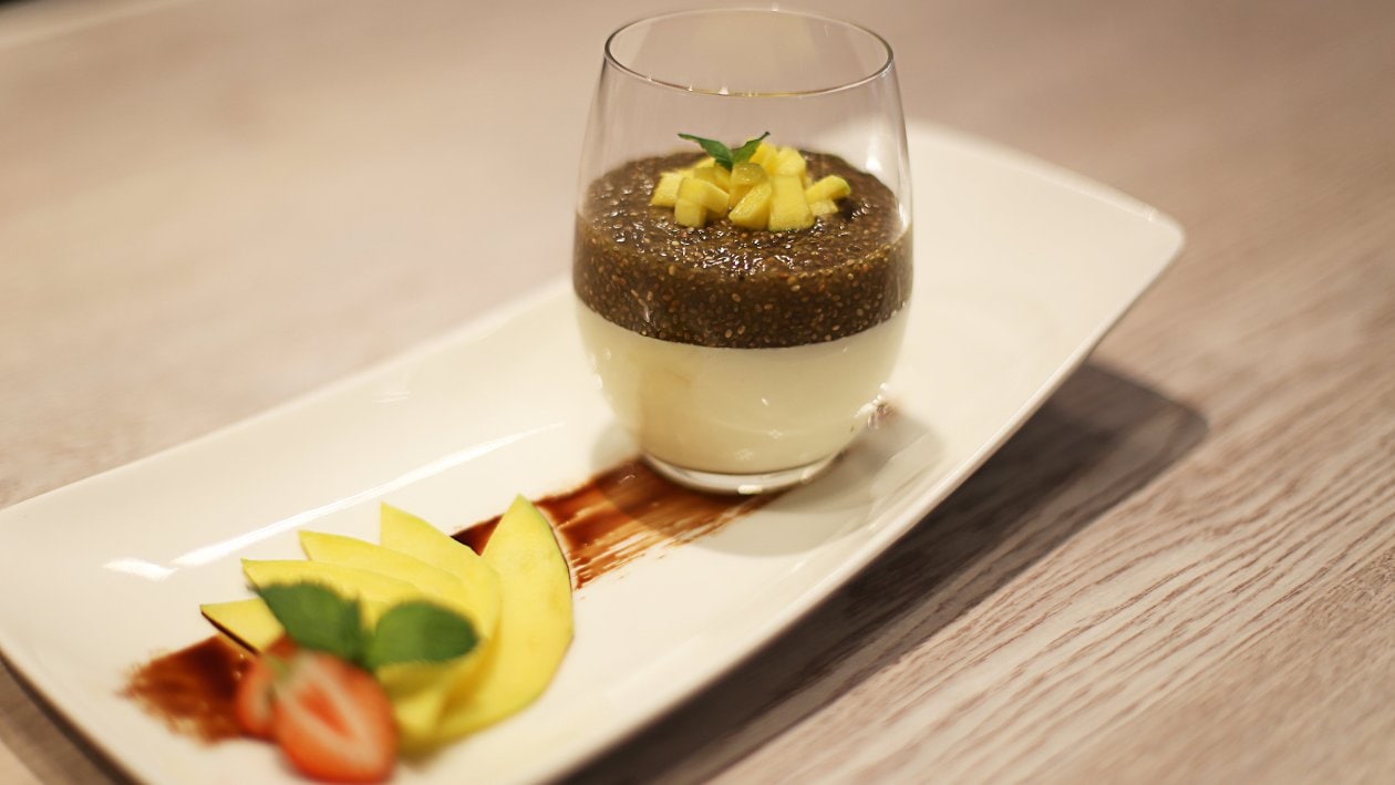 Panna cotta s pudingom od chia sjemenki i mangom – - Recept