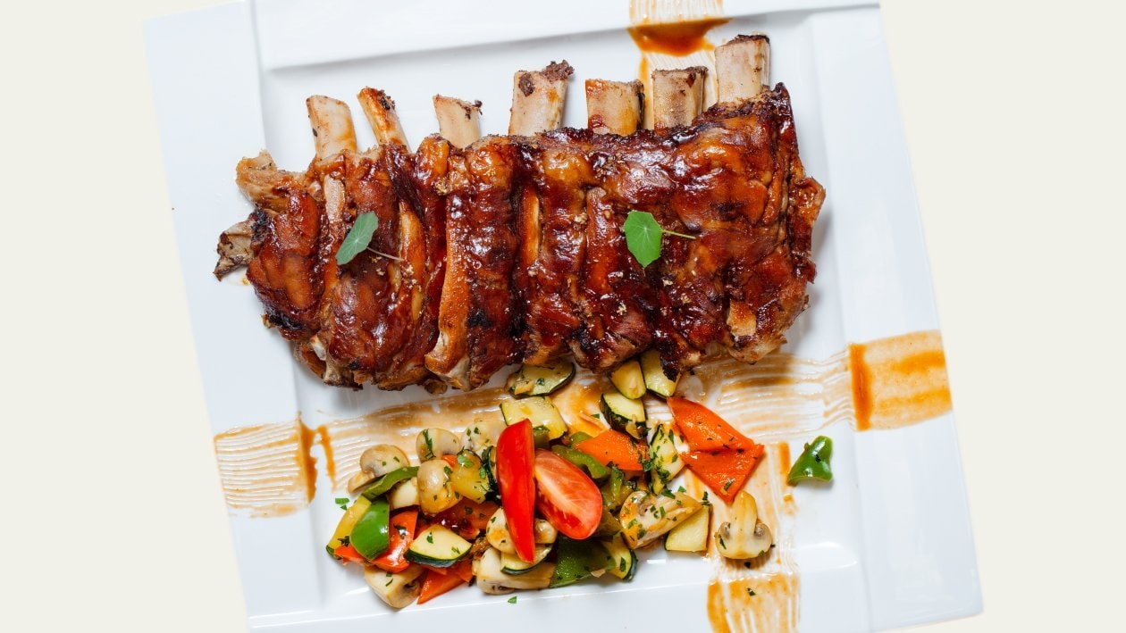 Teleća rebra s roštilja s BBQ umakom za roštilj i povrće s đumbirom – - Recept