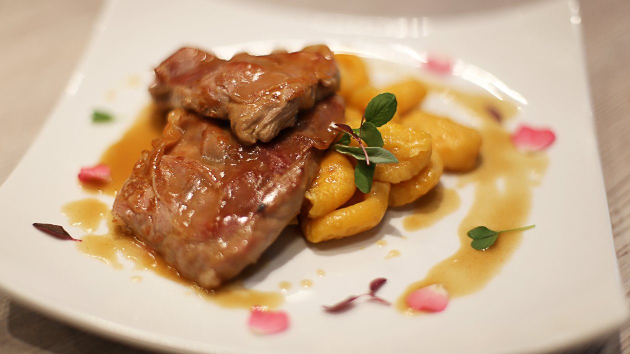 Teleći medeljoni s pršutom i kaduljom i njokima od batata – - Recept