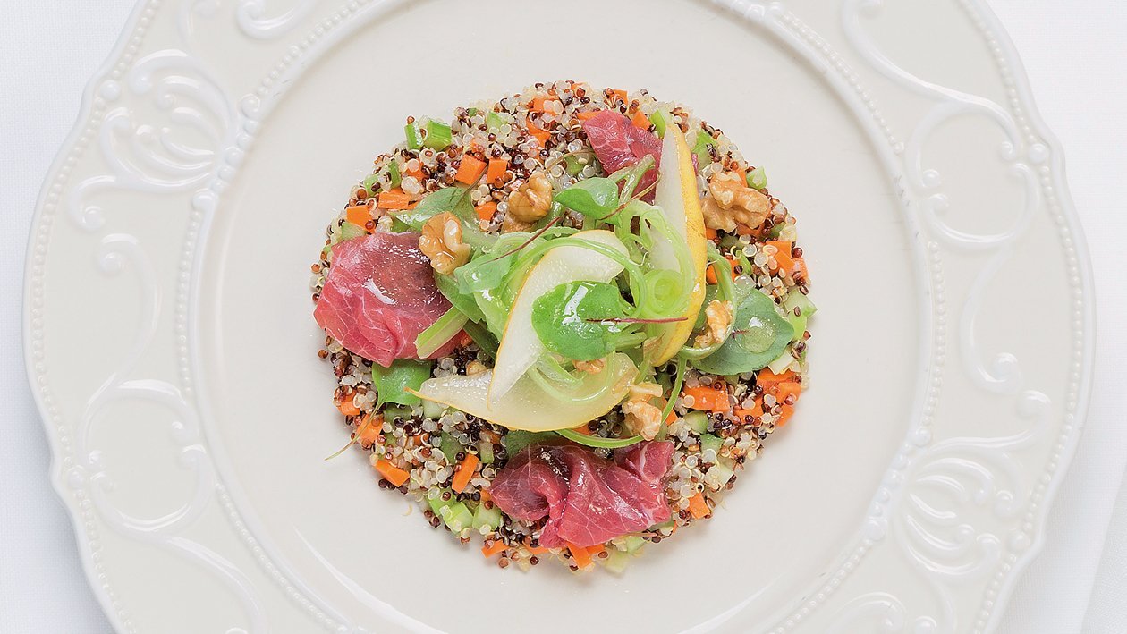 Kvinojina salata s kruškama, zelenjem, orasima i goveđeim carpacciom – - Recept