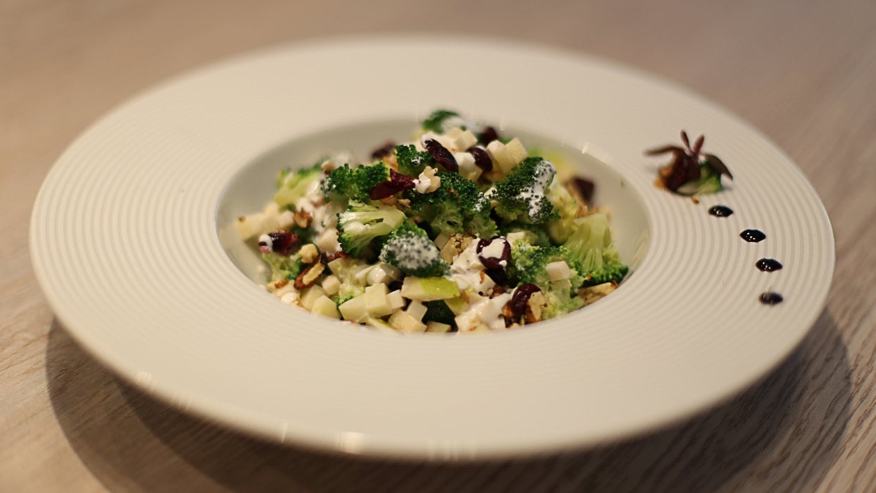 Salata od brokule s orasima i brusnicama – - Recept
