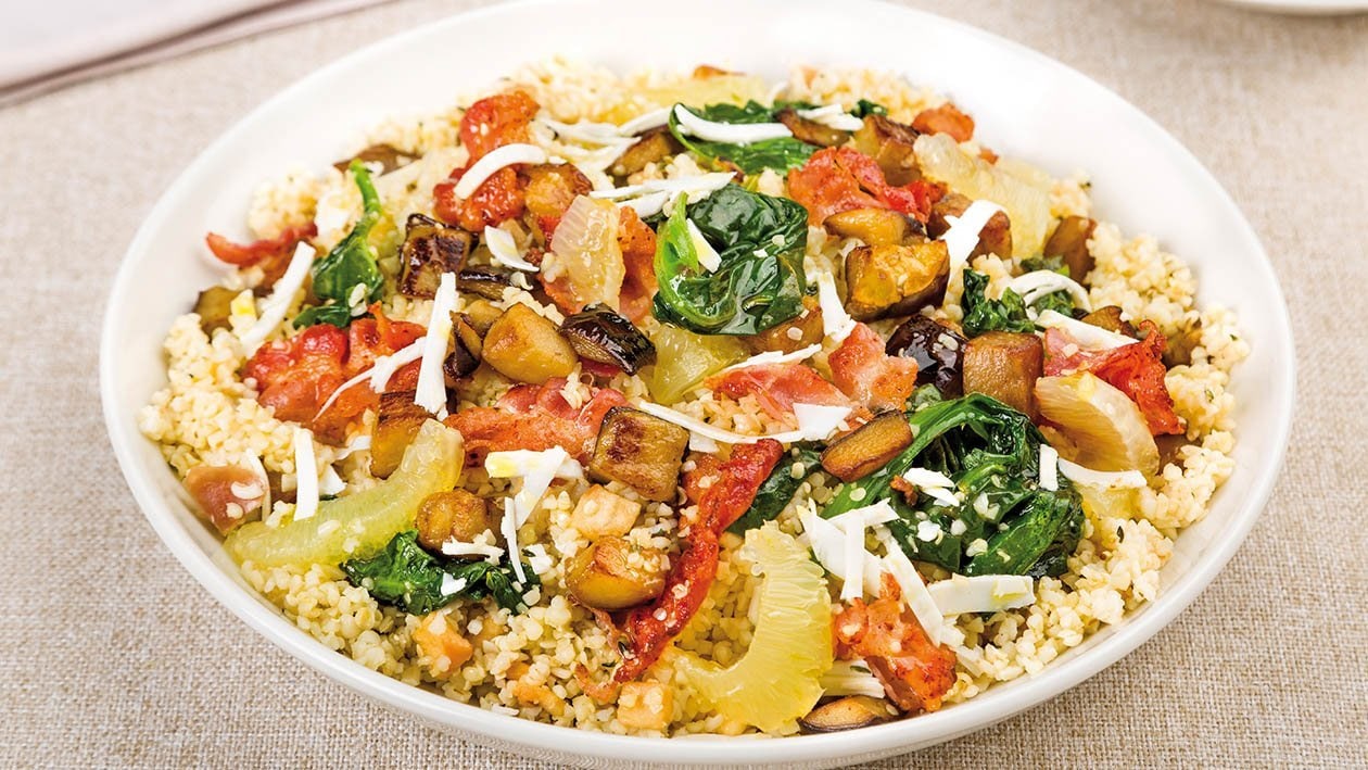 Topli bulgur s pečenim patlidžanom, slaninom, ricotom i limun špinatom – - Recept